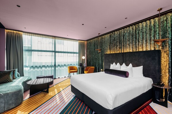 Rum - 1 kingsize-säng (Oasis) | Värdeförvaringsskåp på rummet, unika möbler och skrivbord