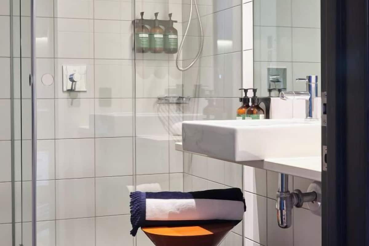 Badezimmer | Dusche, Haartrockner, Handtücher, Seife