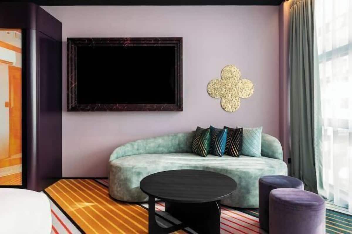 Wohnbereich | 65-Zoll-LCD-Fernseher mit Digitalempfang, Fernseher, Netflix