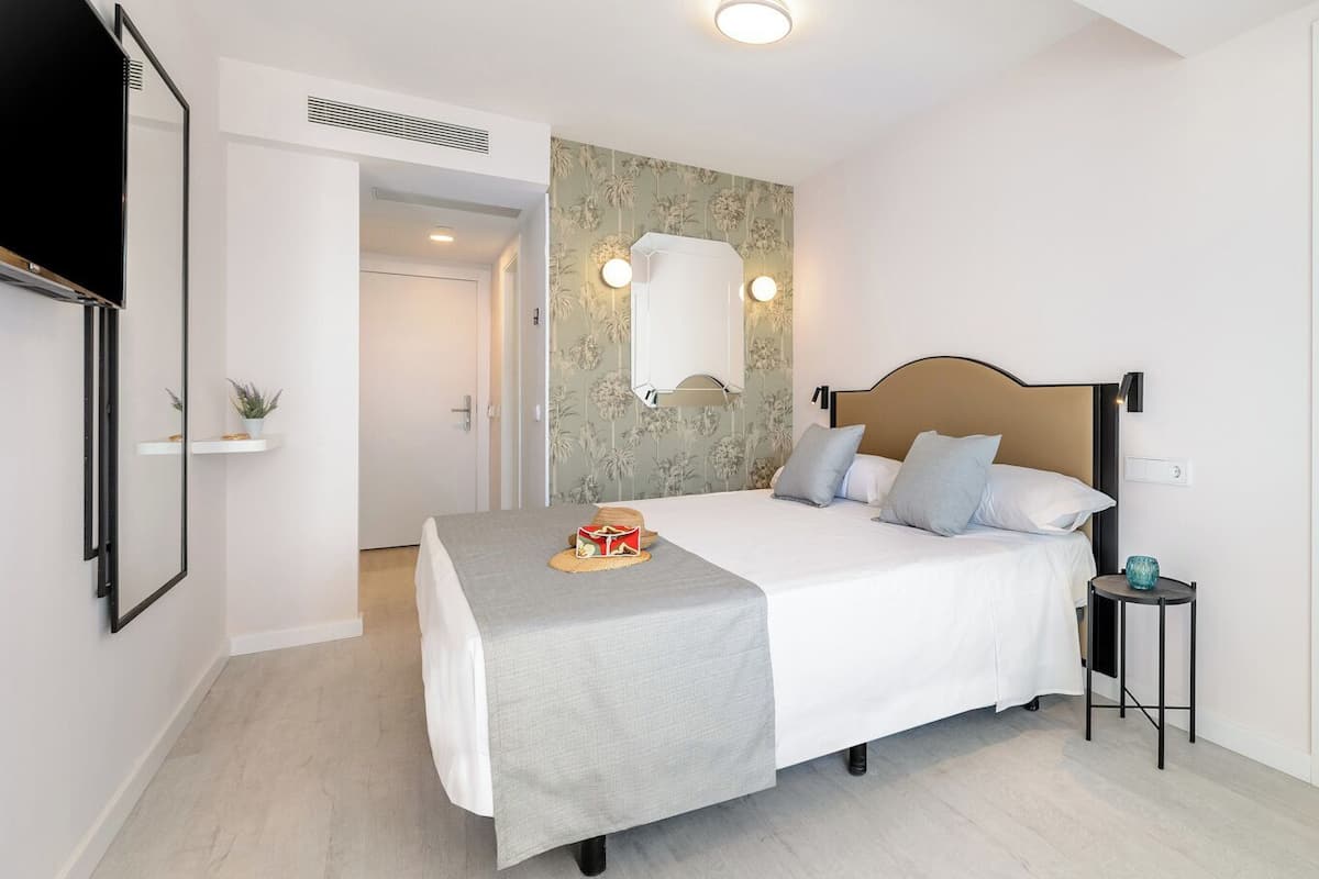Single Room | In-room safe, iron/ironing board, free WiFi, bed sheets