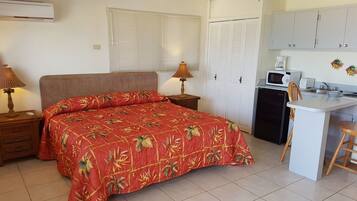 Individually furnished, desk, iron/ironing board, free WiFi
