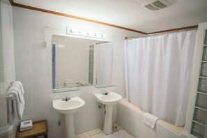 Shower, hair dryer, towels - Aruba Beach Villas (Noord)
