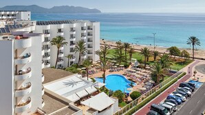 Un hotel con piscina en la azotea, acceso a la playa y vistas al océano.