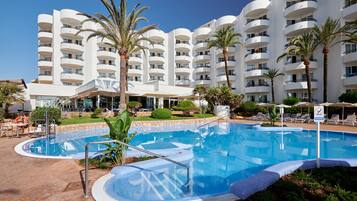 Piscina coperta, piscina all'aperto, lettini