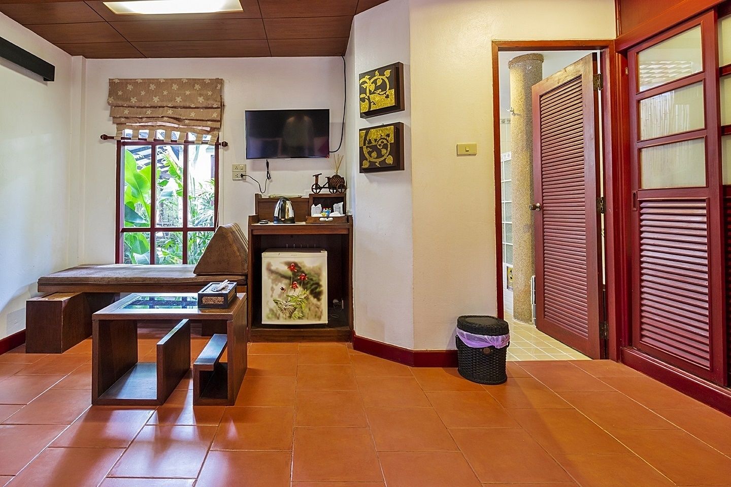 deluxe double room | living area | flat-screen tv