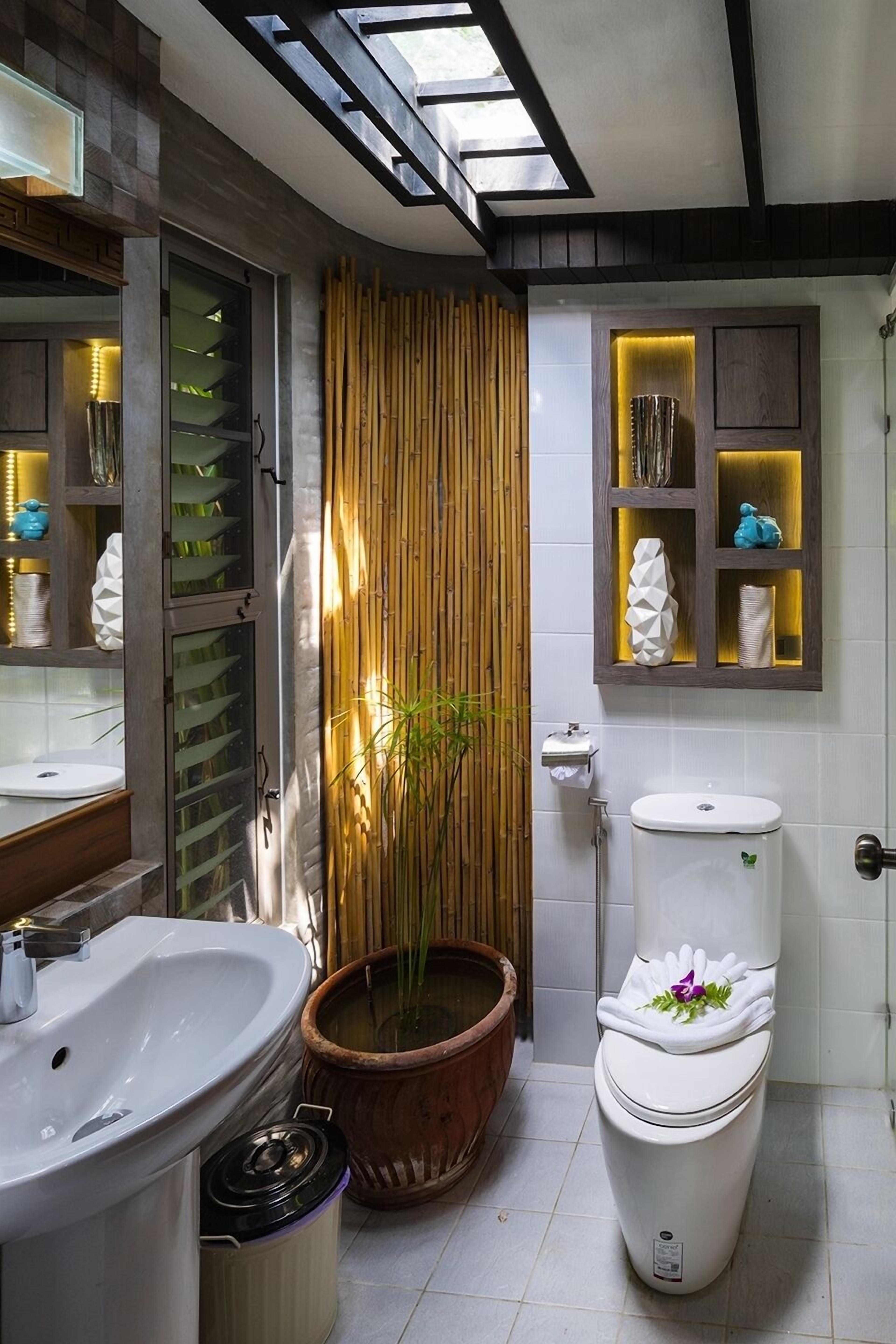 deluxe double room | bathroom | shower, free toiletries, hair dryer, towels