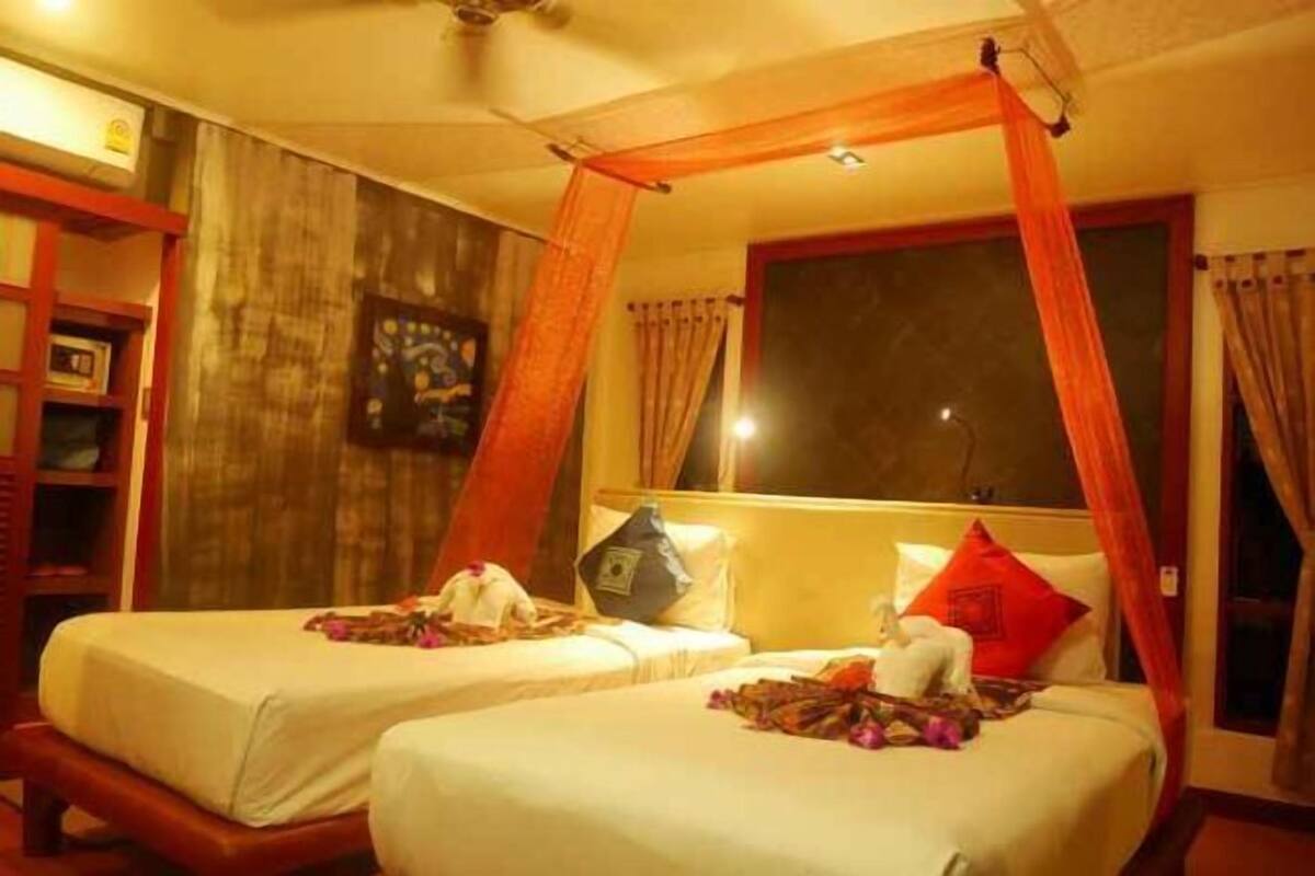 Minibar, caja de seguridad en la habitación y decoración personalizada