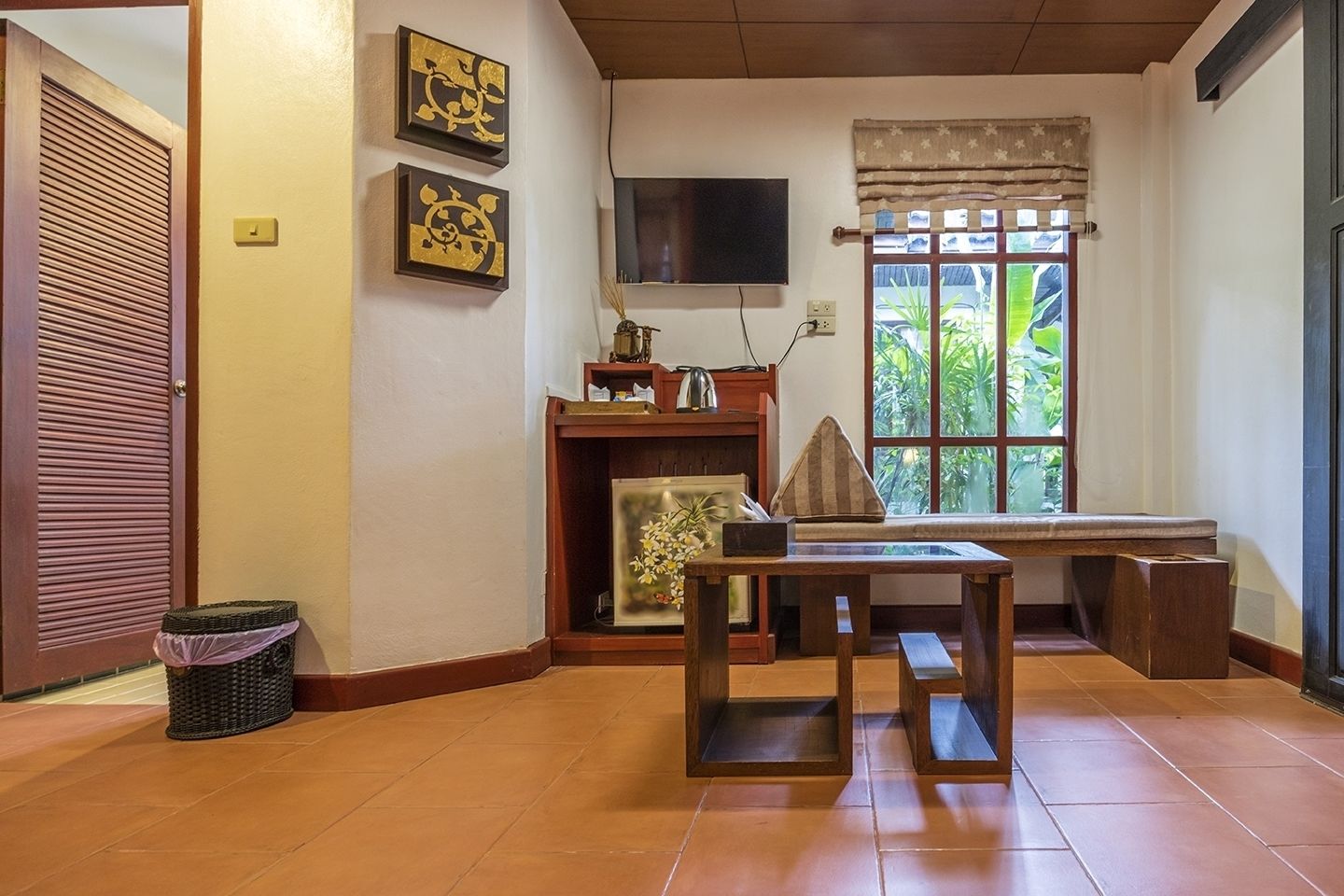 deluxe double room | living area | flat-screen tv