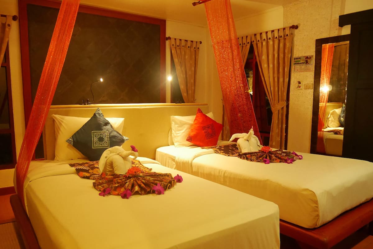 Deluxe Twin Room | Minibar, in-room safe, laptop workspace, soundproofing
