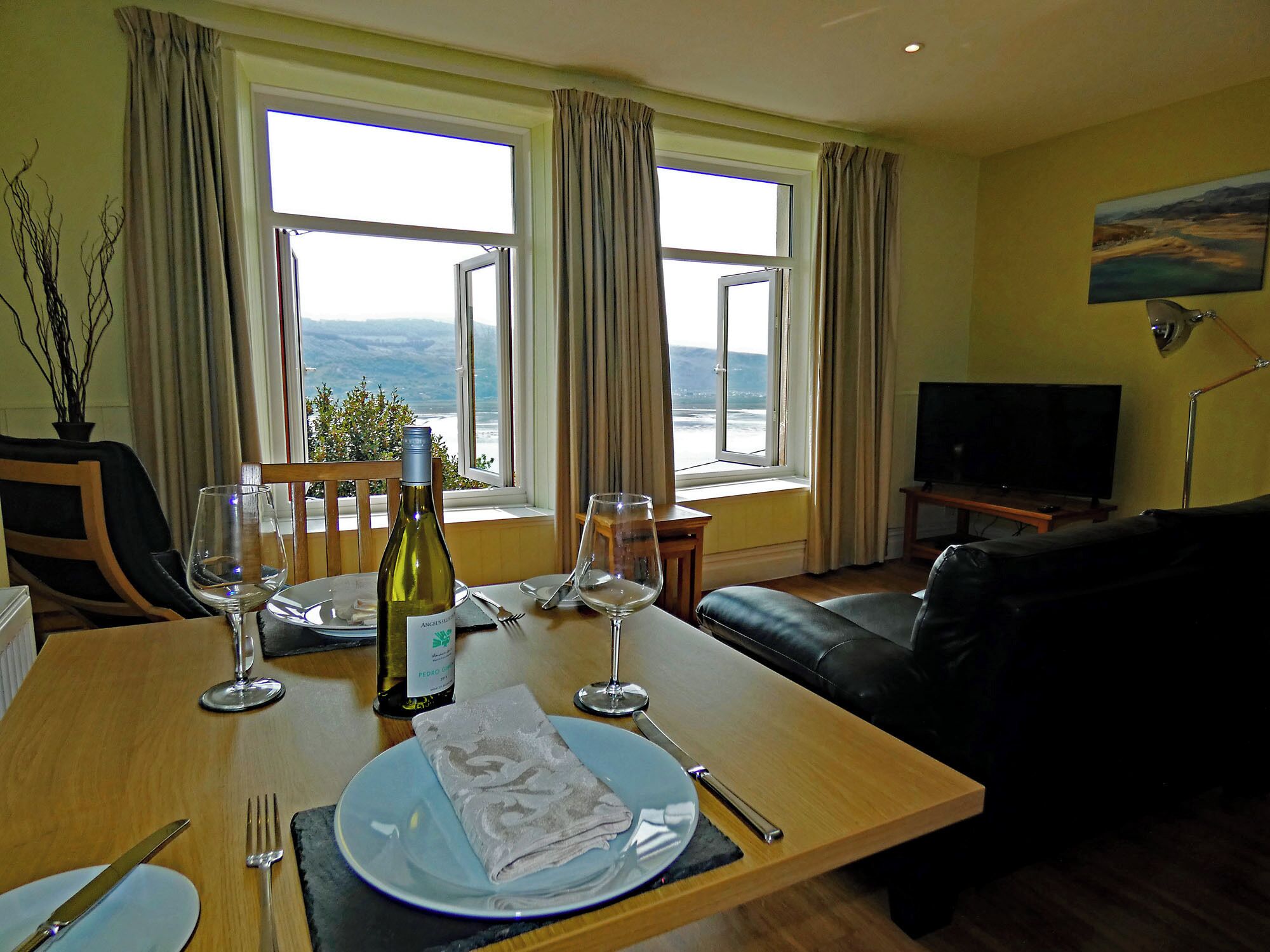 저자극성 침구, 메모리폼 침대, 각각 다른 스타일의 인테리어, 각각 다르게 가구 비치