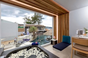 Minibar (con algunos artículos gratuitos), caja fuerte, escritorio