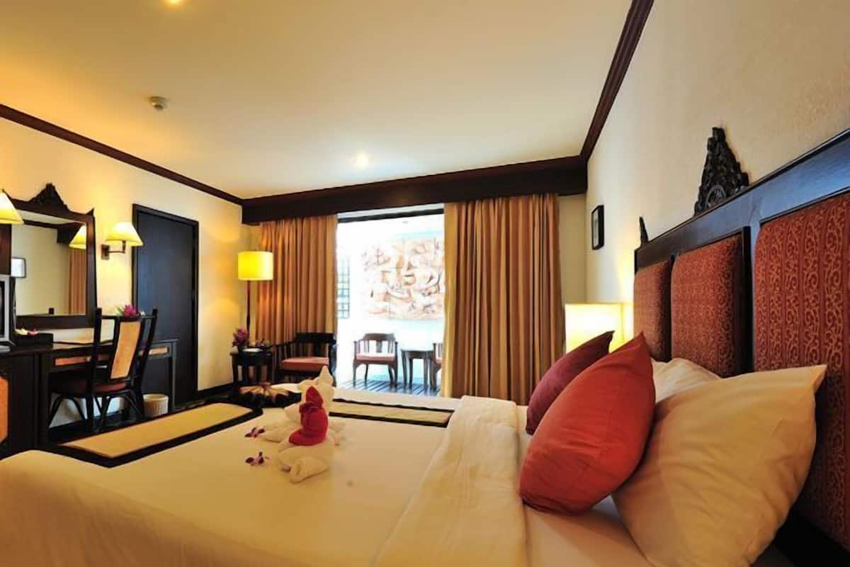 Deluxe Room, City View | Free minibar items, in-room safe, desk, iron/ironing board (on request)