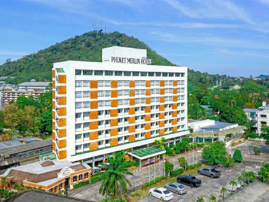 Un edificio de varios pisos con un cartel que dice 'PHUKET MERLIN HOTEL'.
