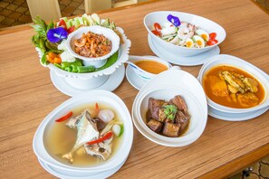 Breakfast, lunch and dinner served - Phuket Merlin Hotel (Phuket)