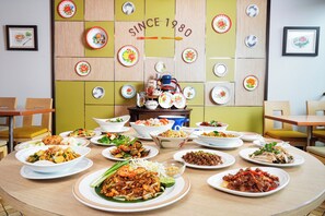 Breakfast, lunch and dinner served - Phuket Merlin Hotel (Phuket)