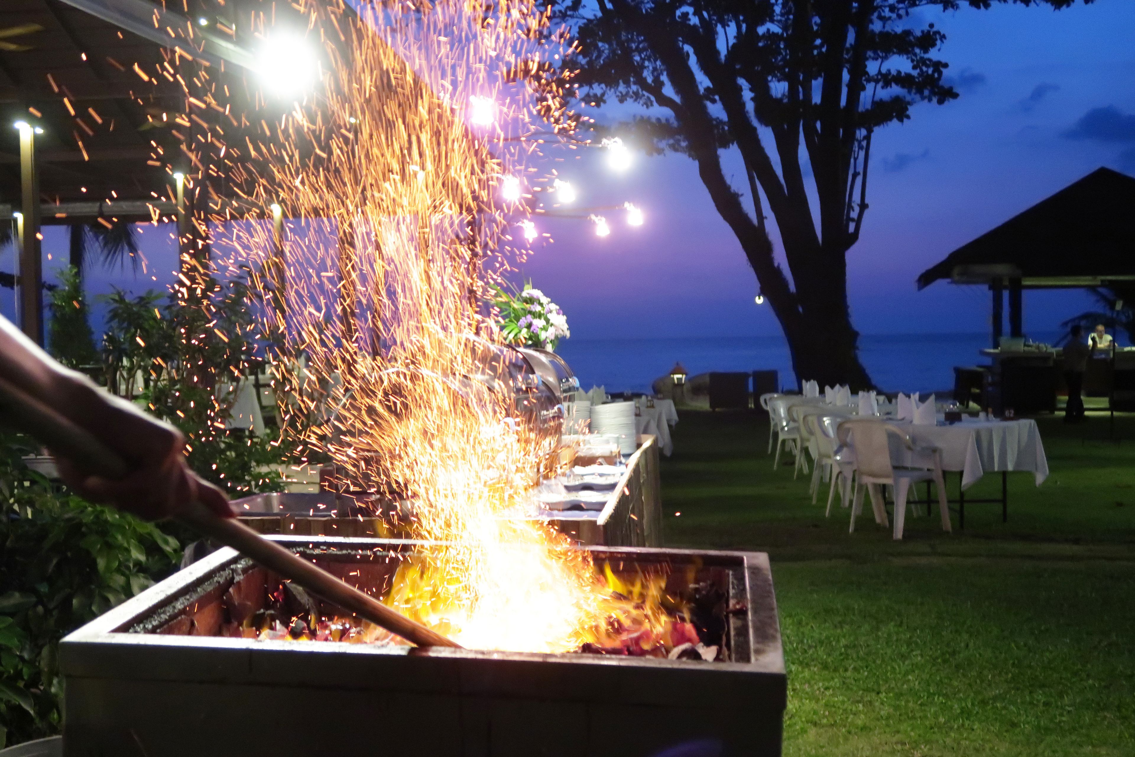 2 restaurants, breakfast, lunch, dinner served; international cuisine 