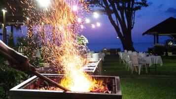 2 restaurants, breakfast, lunch, dinner served; international cuisine