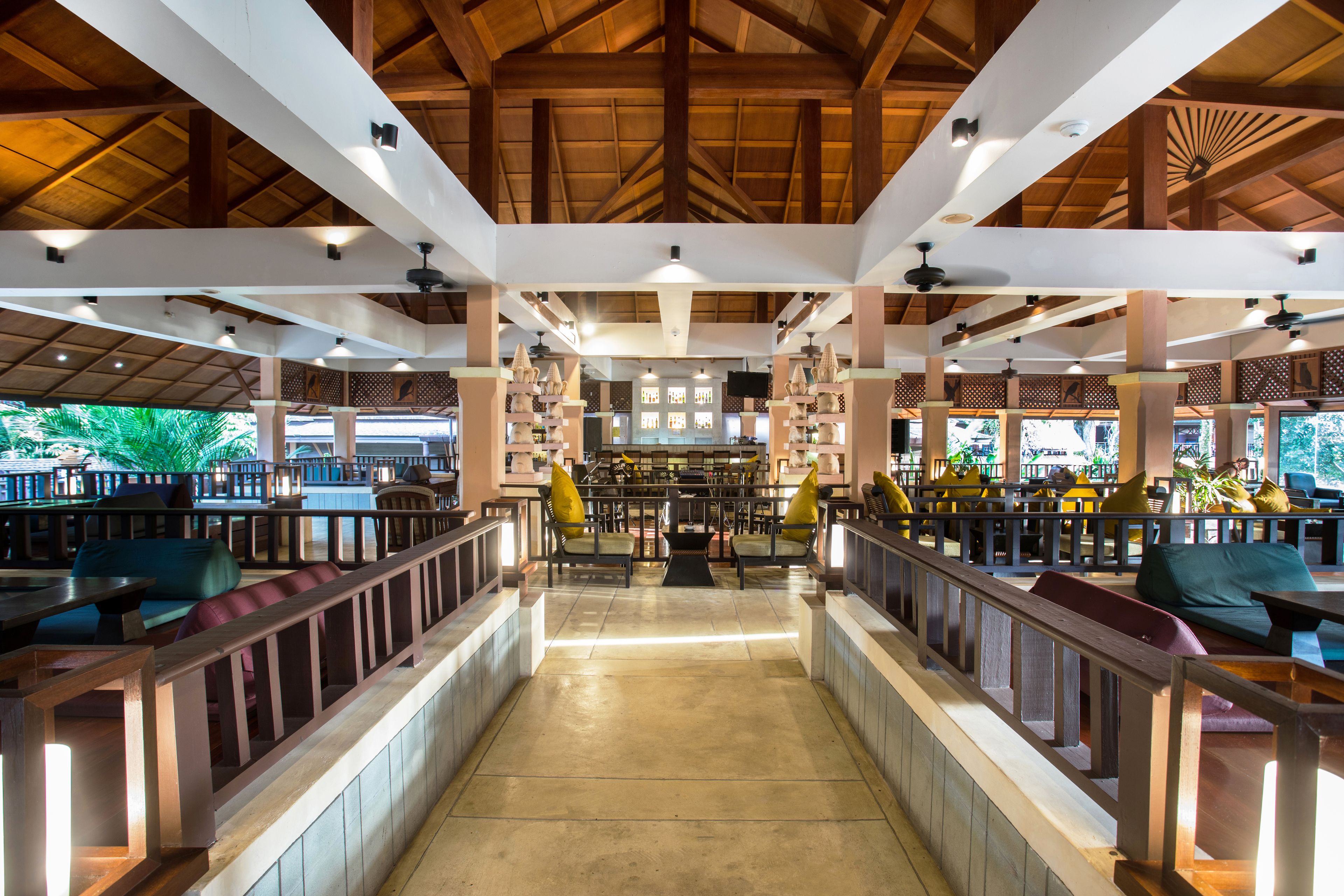 2 bars/lounges, swim-up bar, poolside bar