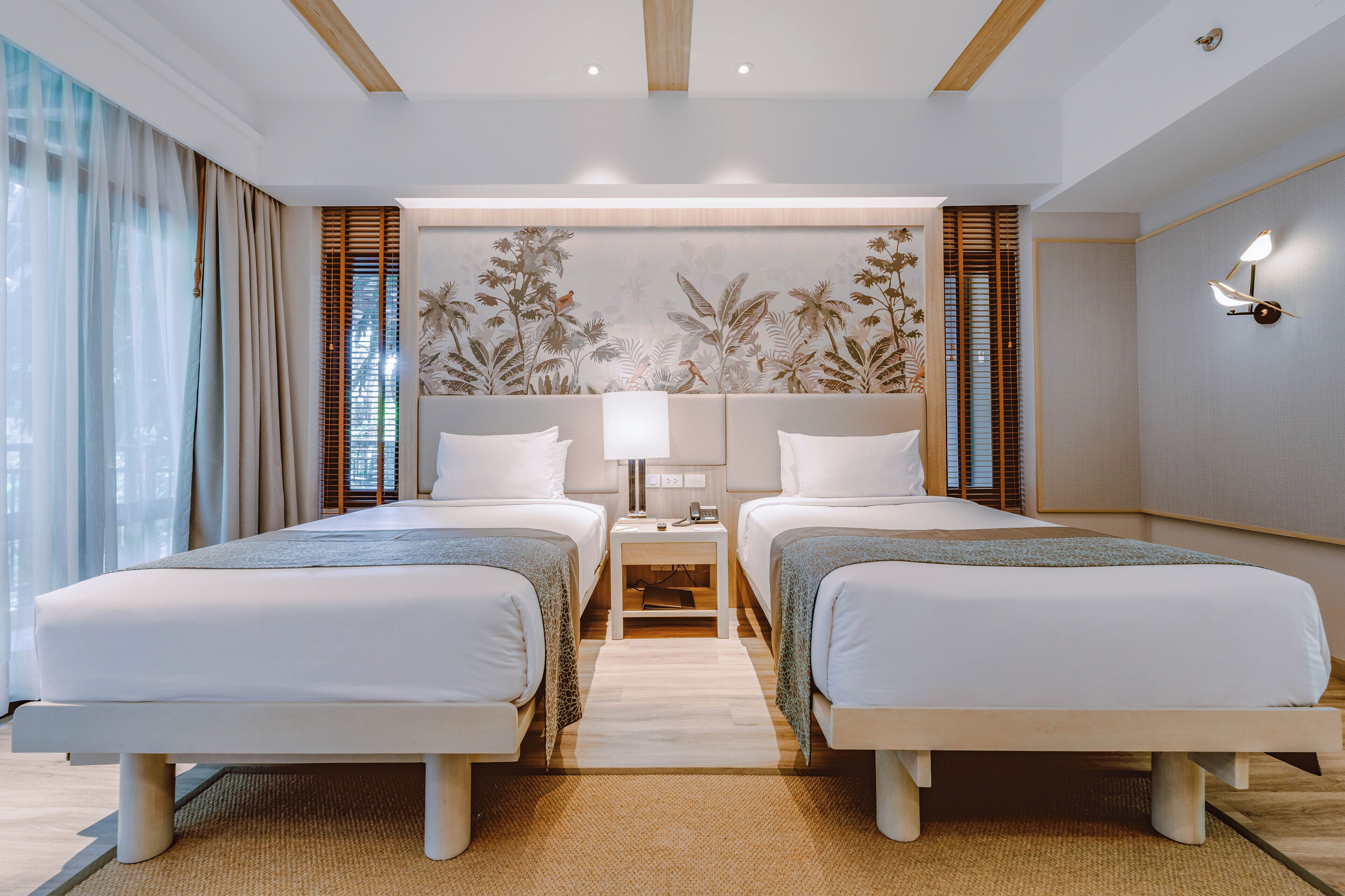 Minibar, caja de seguridad en la habitación y escritorio 