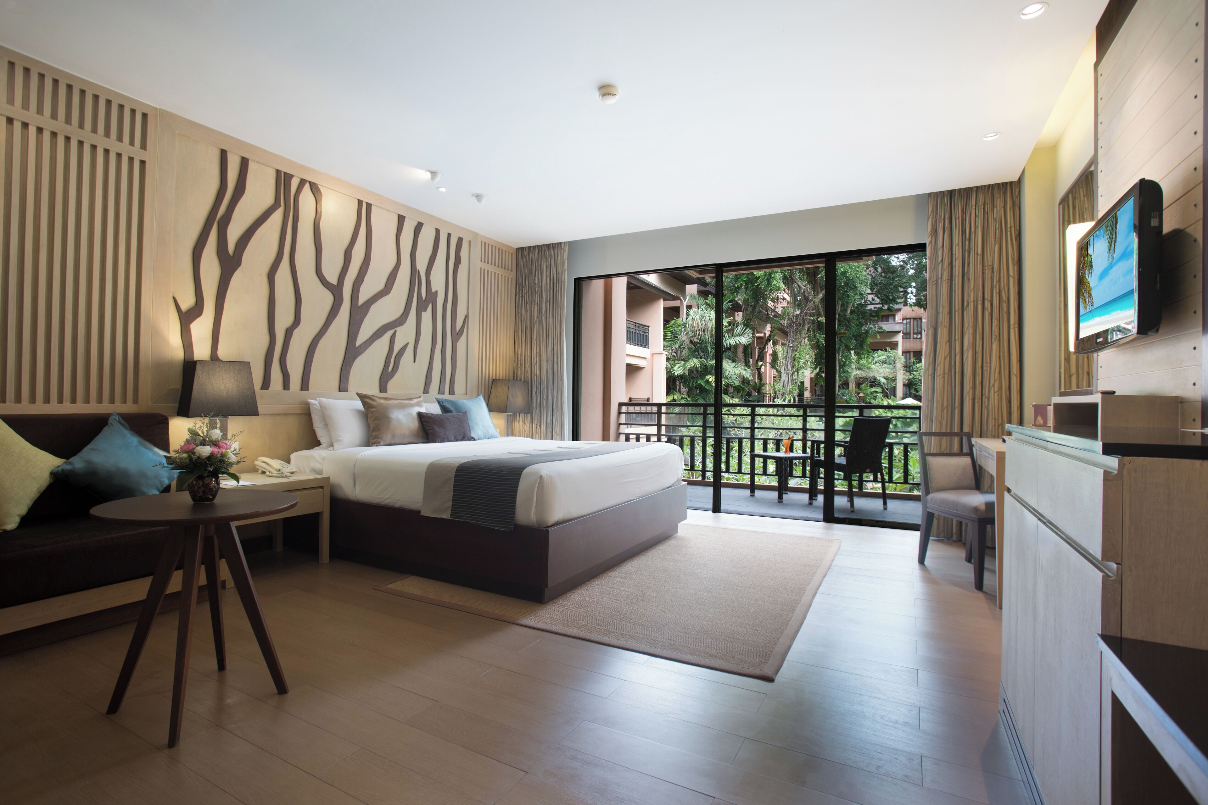 Deluxe King Room | Minibar, in-room safe, desk, iron/ironing board