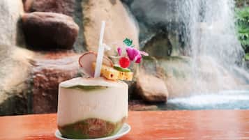 Een gelaagde dessert met rietje en decoratieve elementen op een bord, voor een waterval.