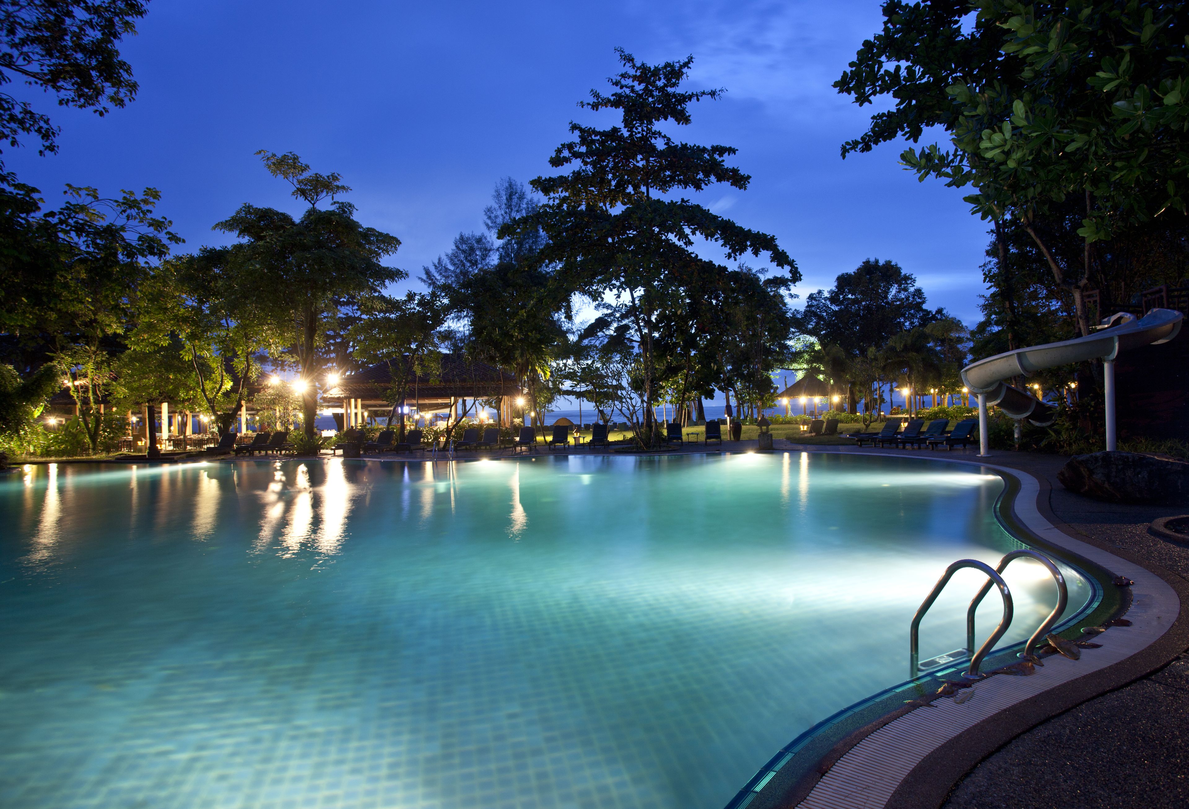 4 kolam renang outdoor, dengan payung kolam renang dan kursi berjemur