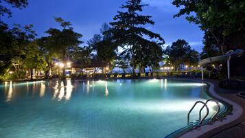 4 kolam renang outdoor, dengan payung kolam renang dan kursi berjemur