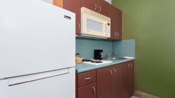 BĂŒgeleisen/BĂŒgelbrett, kostenloses WLAN, BettwĂ€sche, Wecker