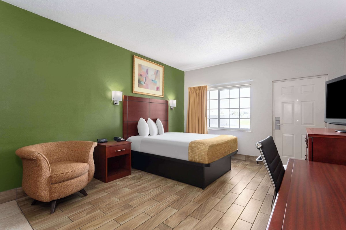 Iron/ironing board, free WiFi, bed sheets, alarm clocks