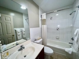 Bañera con ducha, secador de pelo, toallas