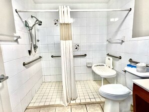 Rom, 1 queensize-seng, tilgjengelighetstilpasset, ikke-røyk (Mobility/Hearing, Roll-in shower) | Bad | Kombinert dusj/badekar, hårføner og håndklær