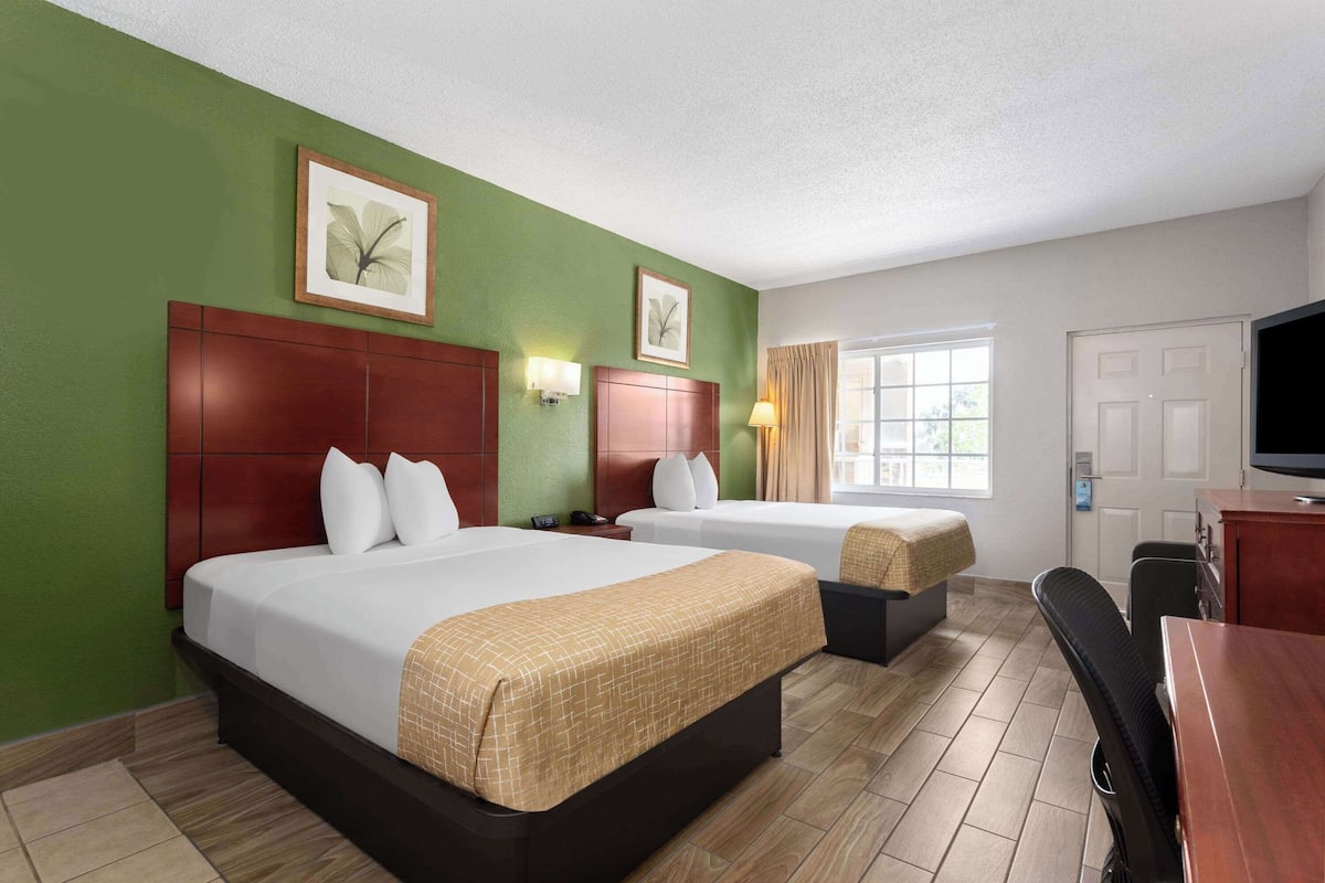Iron/ironing board, free WiFi, bed sheets, alarm clocks