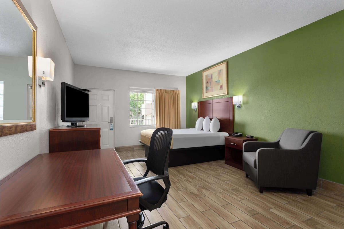 Iron/ironing board, free WiFi, bed sheets, alarm clocks