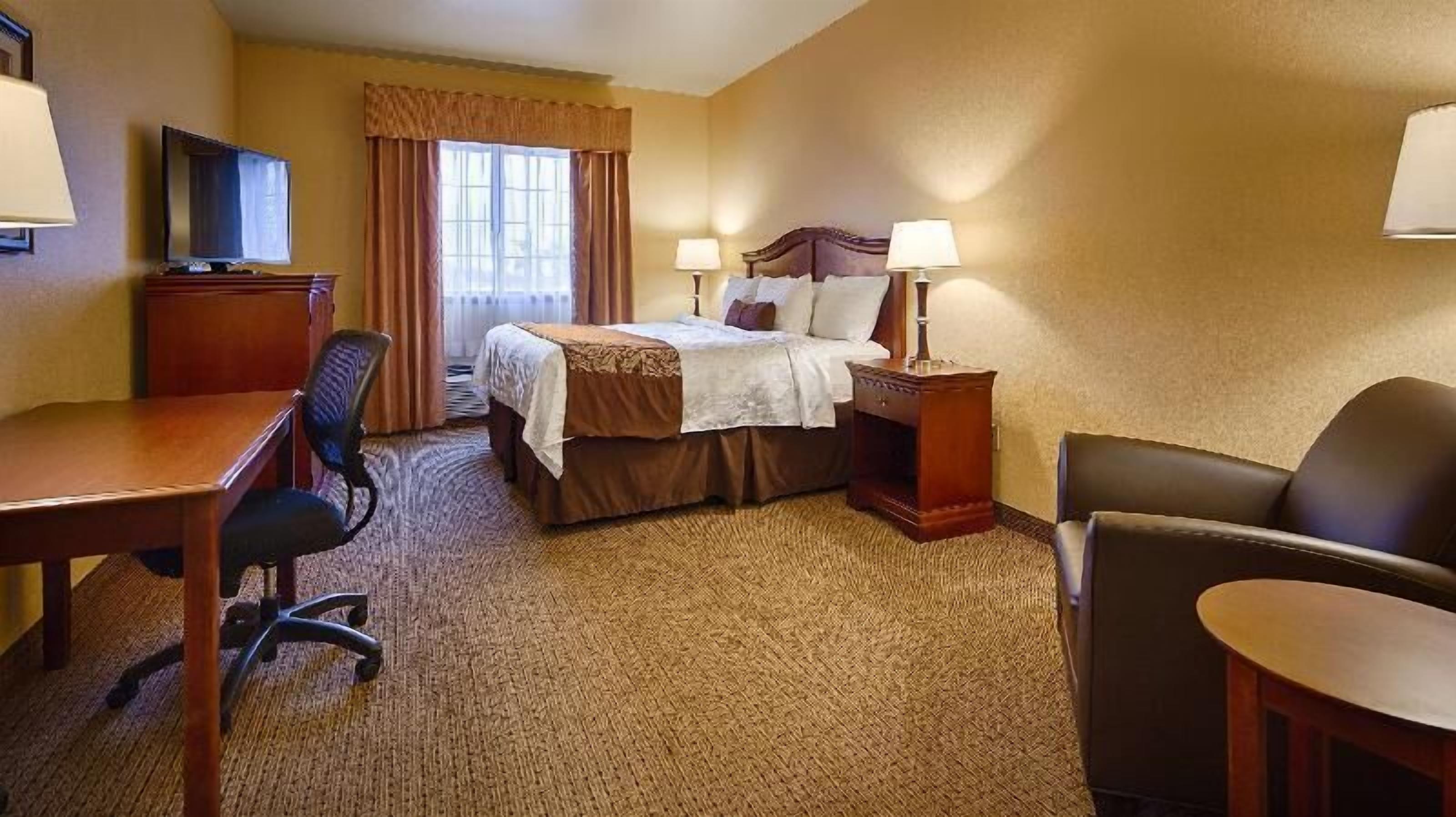 Pillowtop beds, in-room safe, desk, laptop workspace