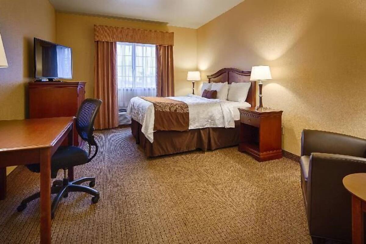 Pillowtop beds, in-room safe, desk, laptop workspace