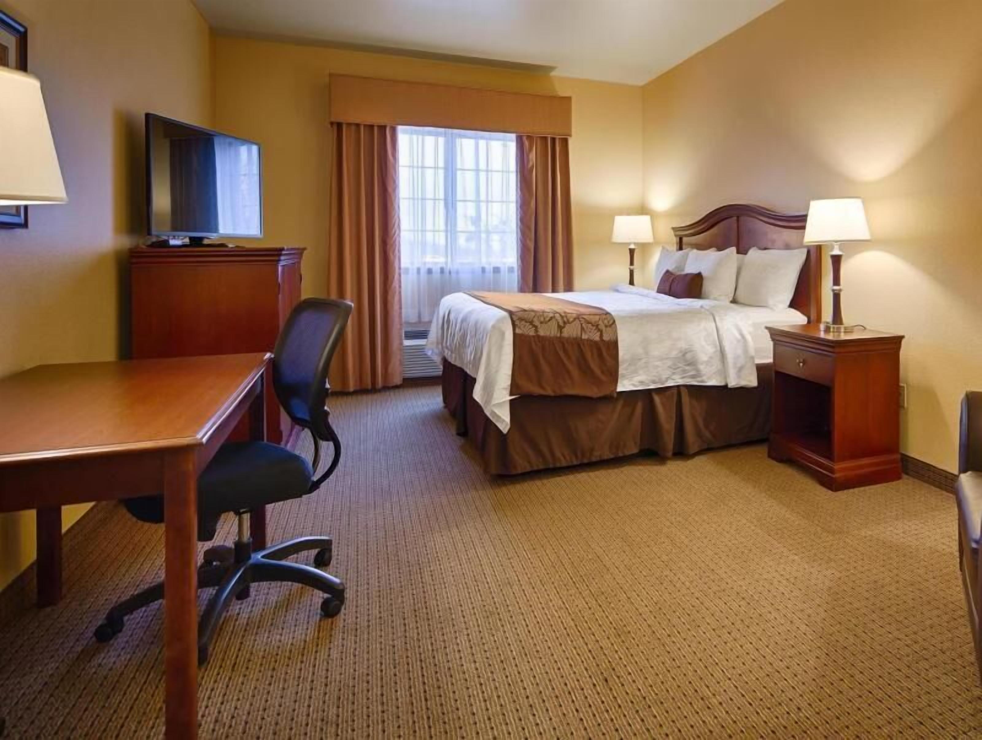 Pillowtop beds, in-room safe, desk, laptop workspace