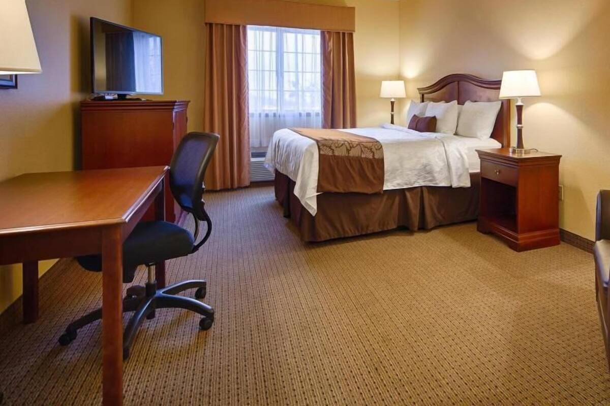 Pillowtop beds, in-room safe, desk, laptop workspace