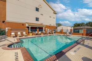 Outdoor pool, pool loungers - Best Western Plus Sweetwater Inn & Suites (Sweetwater)