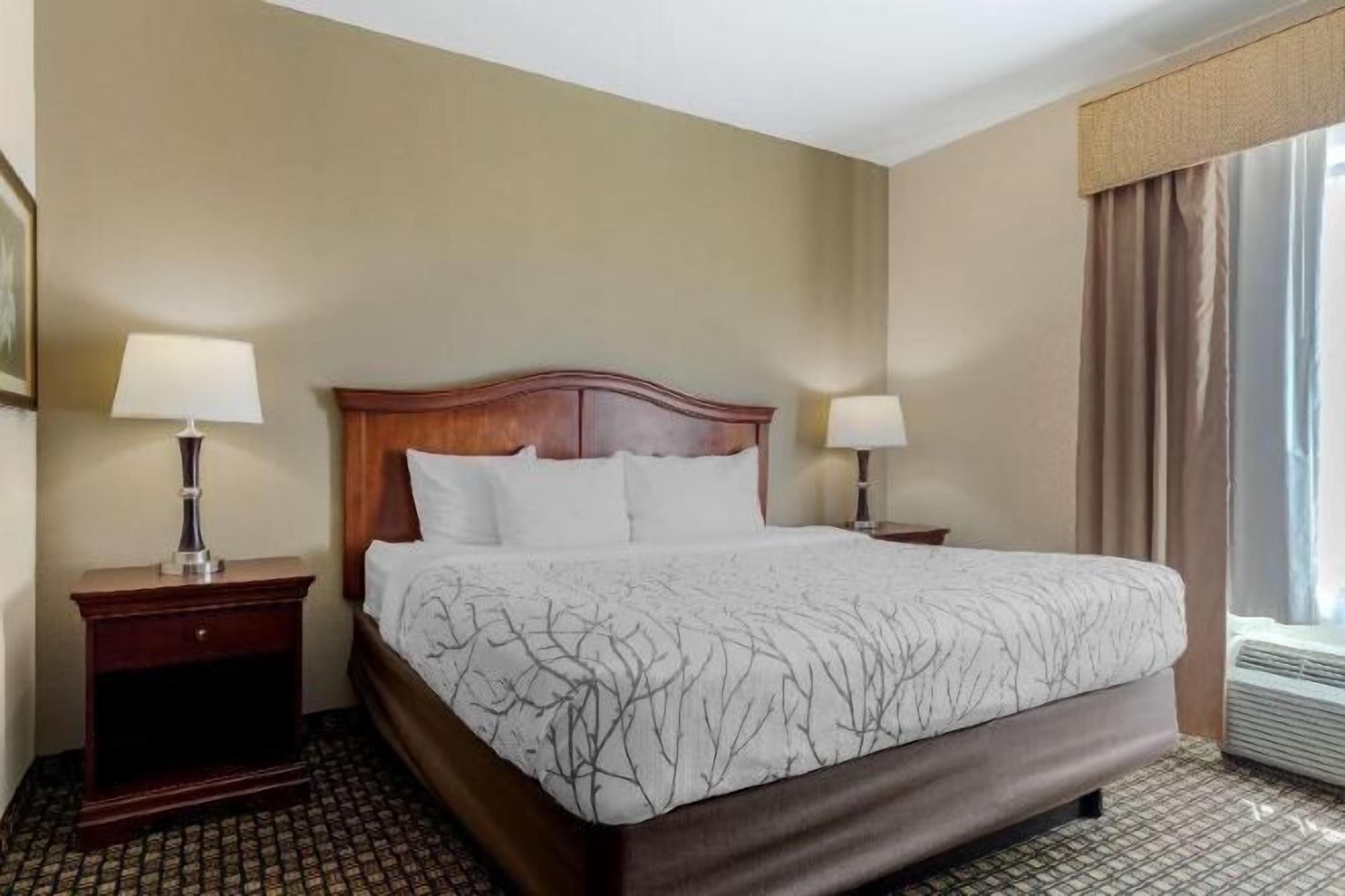 Pillowtop-patjalliset sängyt, tallelokero huoneessa, työpöytä