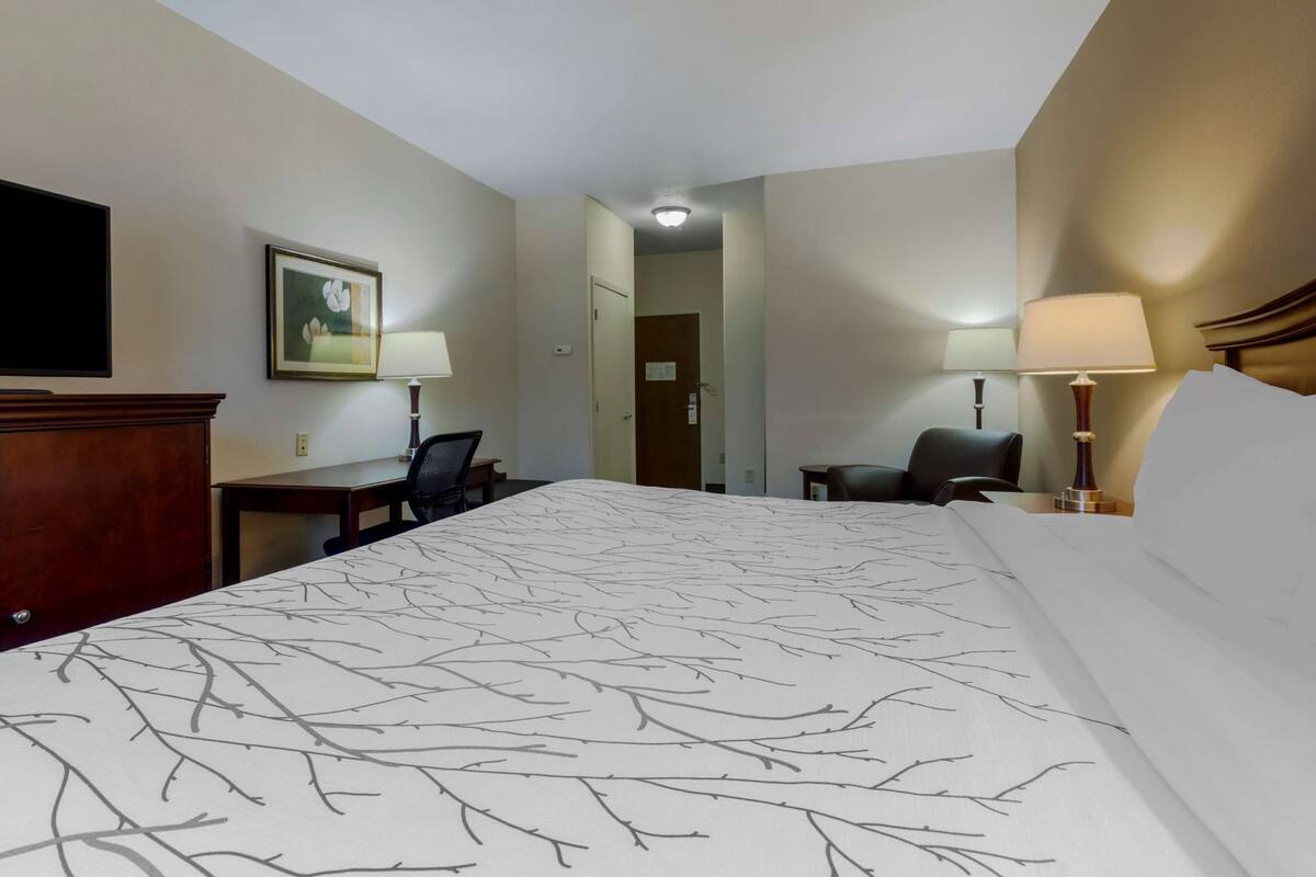 Pillowtop beds, in-room safe, desk, laptop workspace