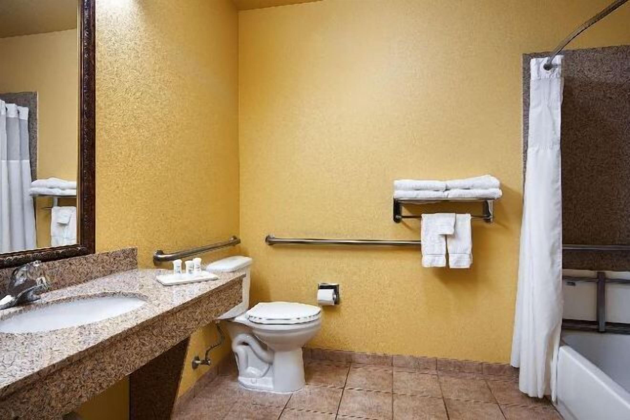 Bathroom | Combined shower/bathtub, free toiletries, hair dryer, towels