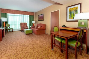 Executive Room, 1 King Bed, Non Smoking | Living area