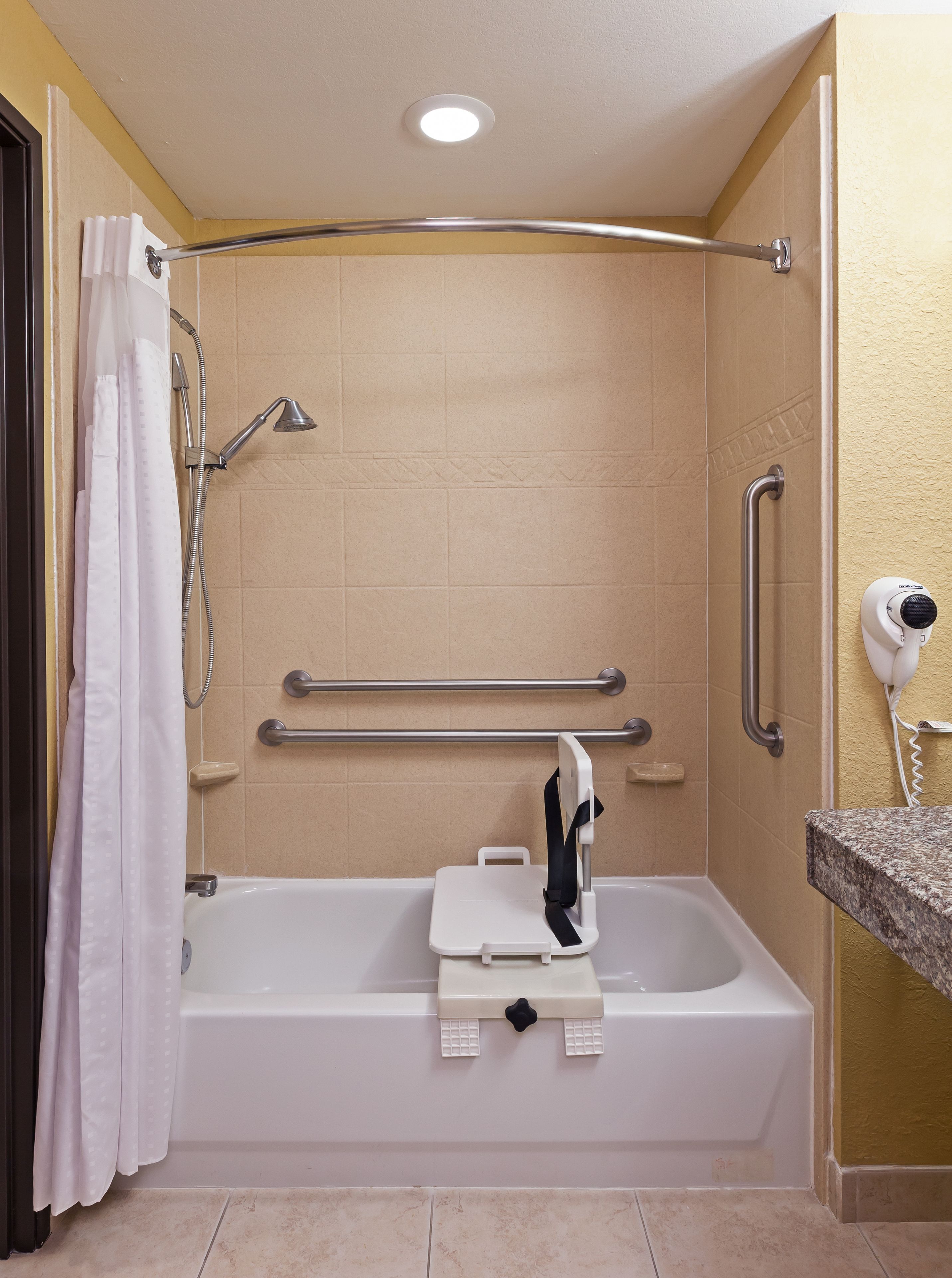 combined shower/bathtub, hair dryer, towels