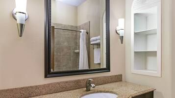 Combined shower/tub, free toiletries, hair dryer, towels