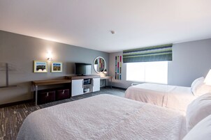 Quarto, 2 camas Queen, acessível, banheira | Roupas de cama antialérgicas, camas com colchões pillow-top