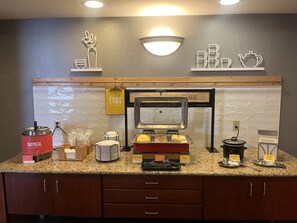 Free daily buffet breakfast  - Hampton Inn & Suites Murray (Murray)