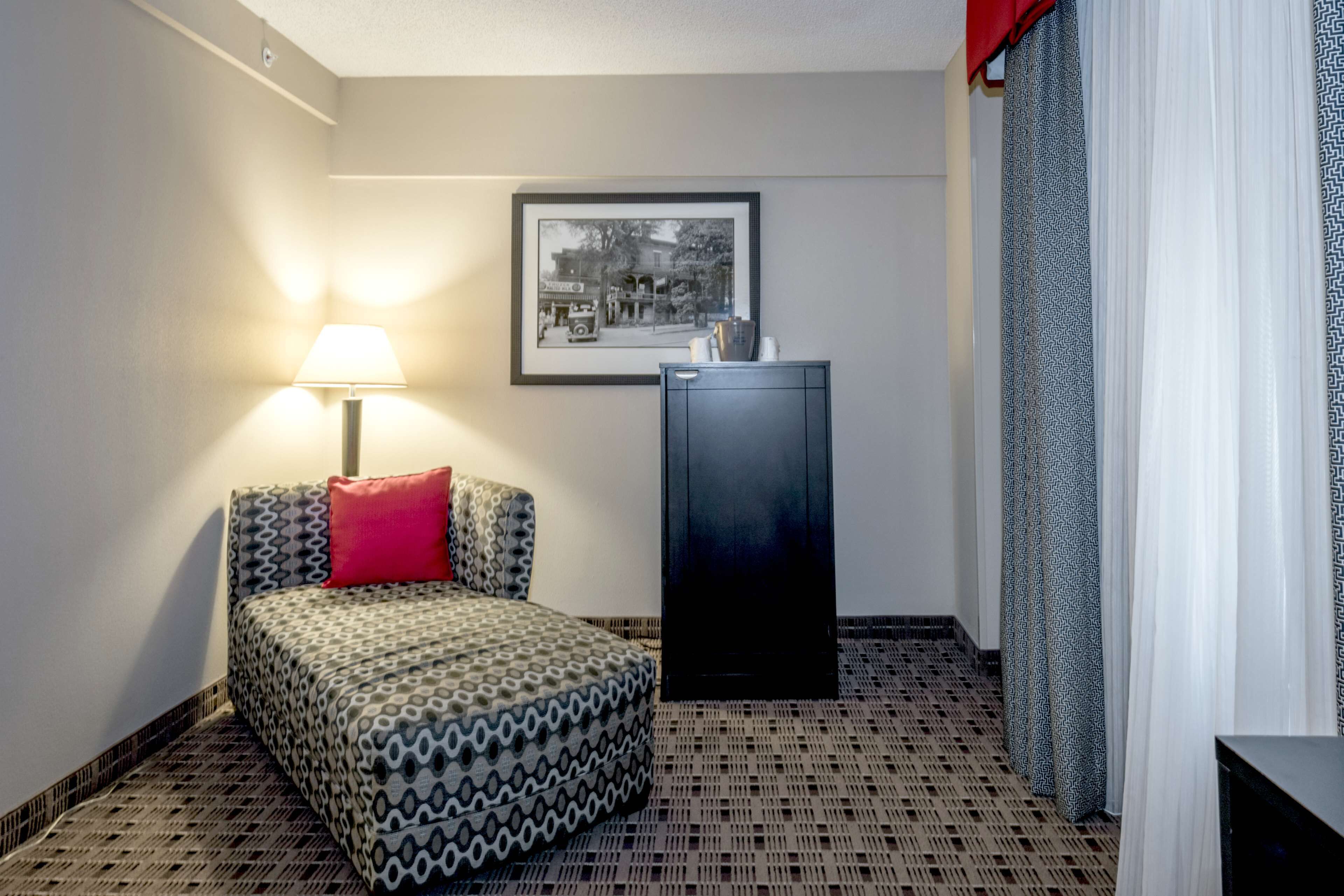 one king deluxe room non smoking | premium bedding, minibar, in-room safe, desk