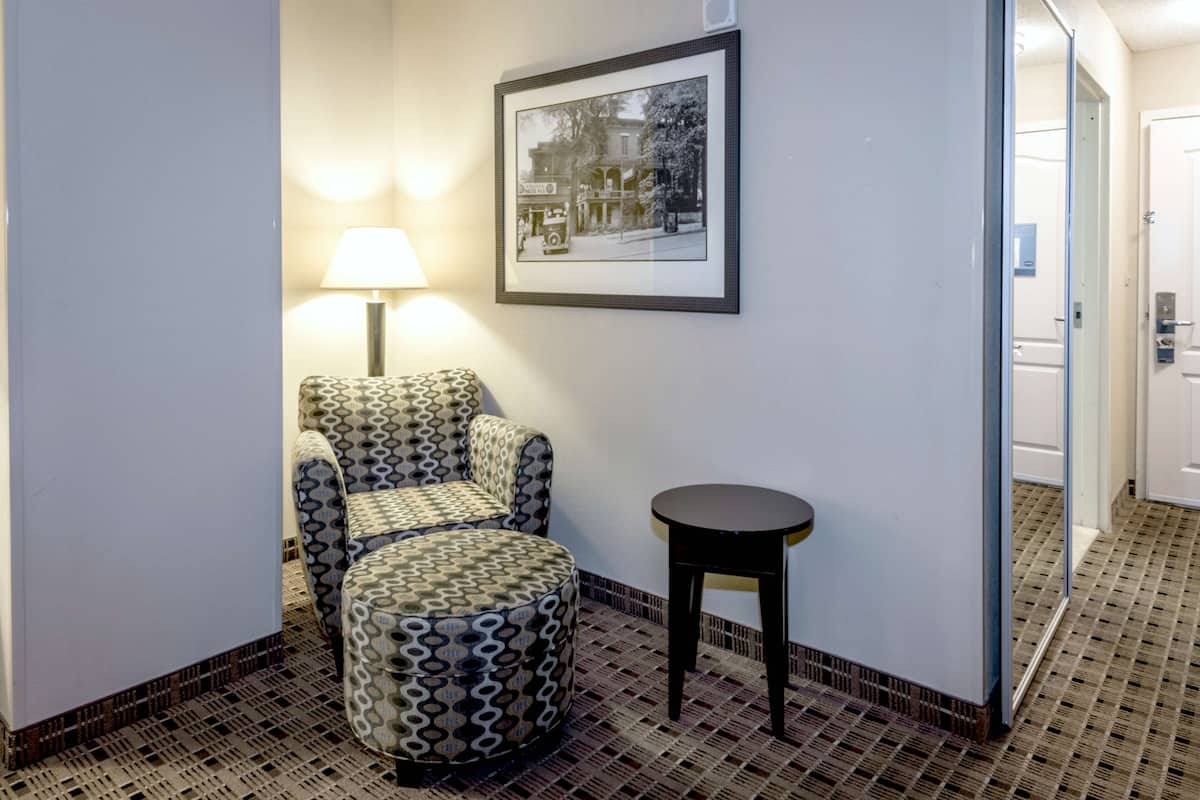 Premium bedding, minibar, in-room safe, desk