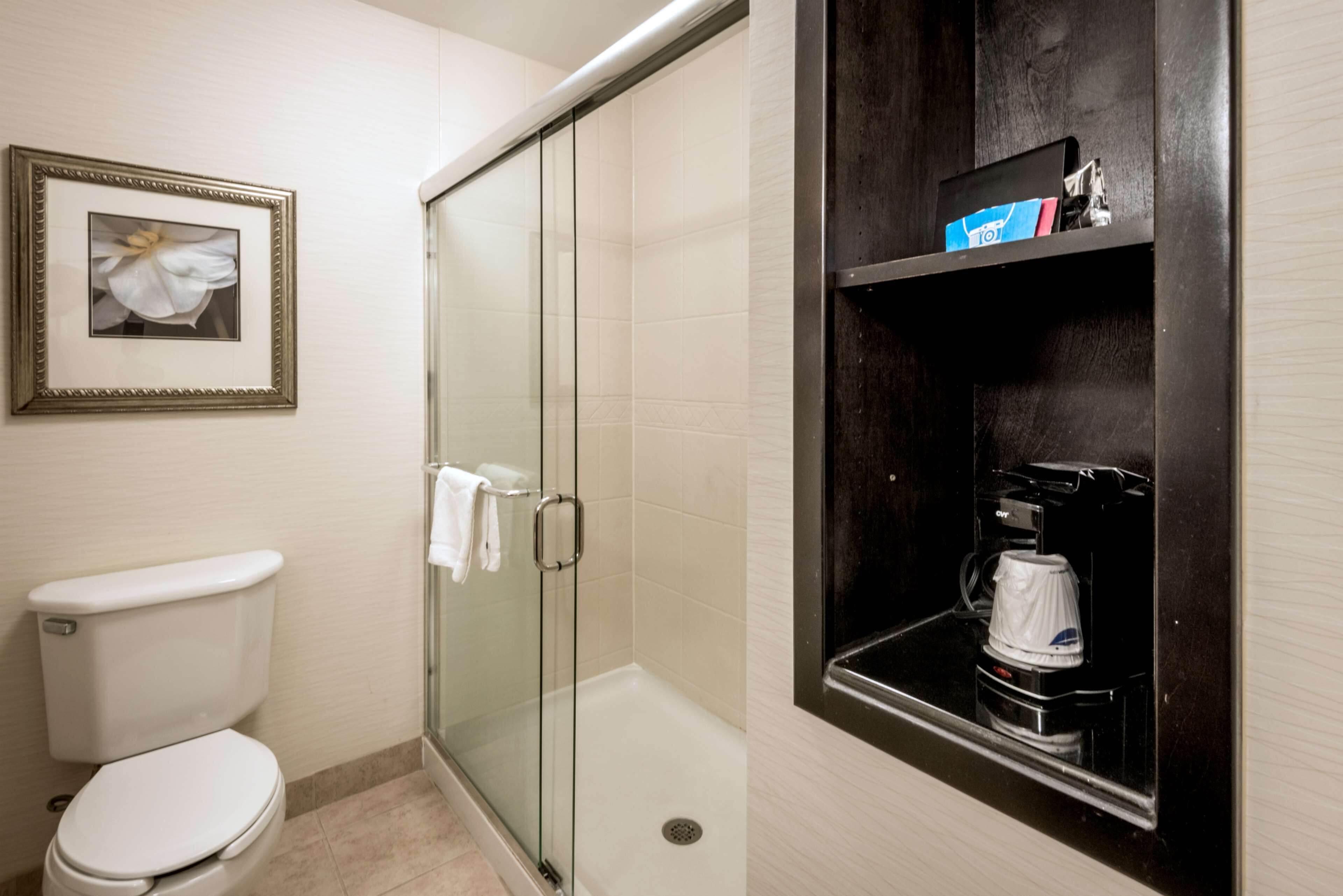 one king deluxe room non smoking | bathroom | combined shower/bathtub, free toiletries, hair dryer, towels