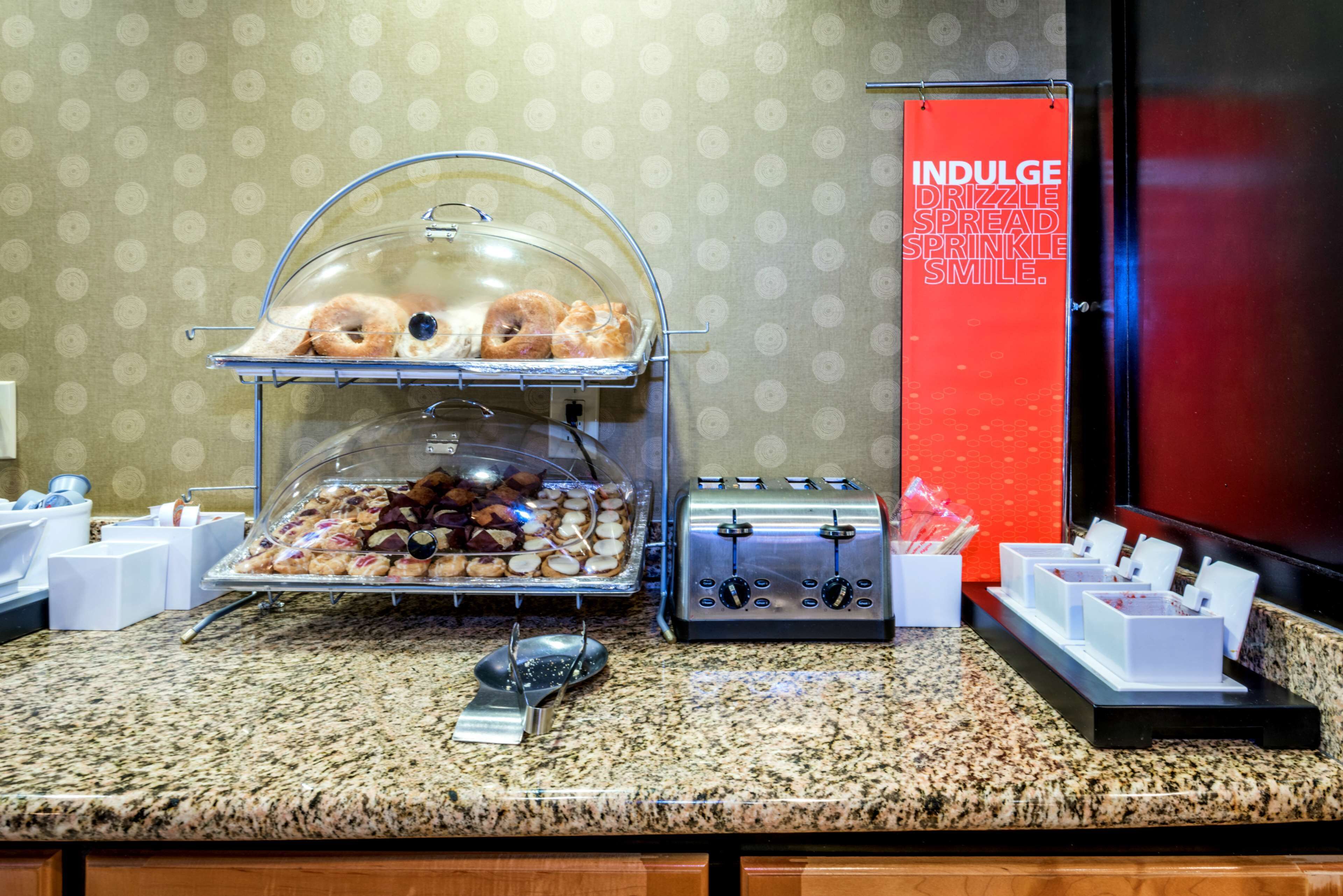 Un buffet de petit-déjeuner proposant une variété de viennoiseries et un grille-pain.